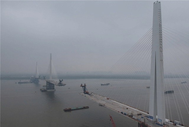 南京长江五桥工程有序推进 南塔第14对梁段顺利吊装