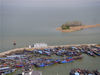 2020年4月2日，江苏淮安洪泽湖迎来晴好天气，洪泽区的高良涧船塘内的众多渔船在湖畔沐浴春风，渔家风景春色美。