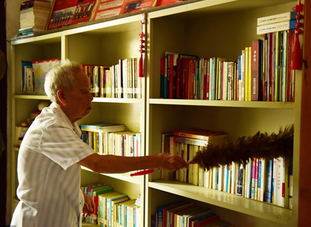 海南83岁高龄老人用养老金打造免费书屋 耗资数万藏书已达5000多册