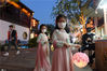 2020年4月28日，江苏南京老门东街区，两名手提花灯的小朋友在景区内游玩。