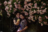2020年4月28日，江苏南京老门东街区，游客在景区内的夜色蔷薇下拍照留念。