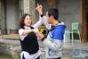 3月31日，曹芳（左）给孩子开展康复训练。新华社记者 林善传 摄