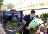 2020年3月12日，江苏南京。南京雨花功德园的工作人员在为逝者扫墓，鲜花。一旁的摄像师在直播扫墓过程。来源：东方IC 不署名/IC photo

