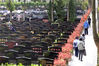 2020年3月23日，南京雨花功德园，市民手捧鲜花，文明祭扫和追思逝去的亲人。雨田/IC photo