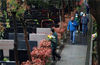  2020年3月28日，南京雨花功德园，墓园内，市民们戴口罩、手捧鲜花，文明祭扫和悼念逝去的亲友。雨田/IC photo
