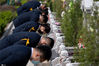 3月31日，在山西省太原市永安园公墓，工作人员为逝者家属进行代祭扫服务，并免费赠送一束鲜花。 胡宇光/IC photo
