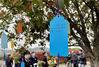2020年3月31日江苏南京，“生者幸福是对逝者最好的安慰”、“爷爷虽然离开，但他永远活着我的心中”写着思念和祝福的卡片随风飘起，寄托对故人的追思之情。南京一墓园发起线上云祭扫服务，收集市民纪念亲人的文字，代写好卡片挂在墓园的红枫树上，以这样的方式进行“云祭扫”。wkdongyang2014/IC photo
