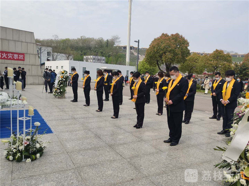 当防空警报鸣响,江苏各地人民静立默哀