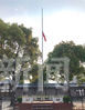 扬州市汶河小学下半旗志哀。 来源：扬州广电新媒体