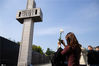 2020年4月4日，参观者在侵华日军南京大屠杀遇难同胞纪念馆献花。当日是清明节，人们来到侵华日军南京大屠杀遇难同胞纪念馆，缅怀遇难同胞，寄托哀思。