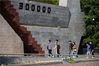 2020年4月4日，参观者在侵华日军南京大屠杀遇难同胞纪念馆献花。当日是清明节，人们来到侵华日军南京大屠杀遇难同胞纪念馆，缅怀遇难同胞，寄托哀思。
