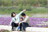 2020年4月5日，是清明小长假第二天，江苏南京，众多市民来到郊外踏青郊游，乐享春光。
