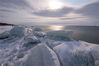 2020年4月5日早晨，黑龙江东南部的中俄界湖兴凯湖受清明以来的大风和雨雪影响，原来还处于冻封的湖面被大风撕开了有十多米宽的明水区。晨光中的兴凯湖。来源：东方IC 孙长山/IC photo 