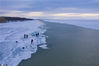 2020年4月5日早晨，黑龙江东南部的中俄界湖兴凯湖受清明以来的大风和雨雪影响，原来还处于冻封的湖面被大风撕开了有十多米宽的明水区，吸引了外地摄影爱好者前来拍摄。