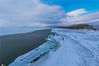  2020年4月5日早晨，黑龙江东南部的中俄界湖兴凯湖受清明以来的大风和雨雪影响，原来还处于冻封的湖面被大风撕开了有十多米宽的明水区。图为从岸边航拍明水区及湖面。
