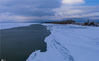 2020年4月5日早晨，黑龙江东南部的中俄界湖兴凯湖受清明以来的大风和雨雪影响，原来还处于冻封的湖面被大风撕开了有十多米宽的明水区。图为向西航拍明水带。