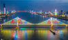 2020年4月6日，夜色下的湖北武汉长江二桥灯光秀画面中，“中国担当”“英雄之城”“武汉重启”“不负春天”“感谢有您”等字幕令人心潮澎湃，一座英雄的城市正在有序重启。