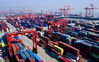 2020年4月7日，桥吊林立的江苏省太仓港集装箱码头港口吞吐一派繁忙。