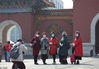 2020年4月6日，辽宁沈阳，北陵公园在清明小长假的最后一天，游客猛增。市民对各项游戏都踊跃参与。图为穿着美美长裙的阿姨们在合影。徐慧洋/IC photo