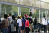 2020年4月6日，北京动物园大熊猫馆，参观大熊猫的游客密集的围拢在一起。当日是清明小长假最后一天，新冠肺炎疫情尚未结束。在北京动物园内，众多游客不顾治安员的声声劝阻，依旧不顾被传染的危险扎堆聚集观看动物。樊甲山/IC photo
