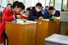 2020年4月8日，江苏苏州，随着初三、初二陆续复课，苏州高新区实验初级中学启用分餐制。许耀文/IC photo 编辑/陈进