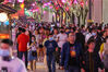 2020年5月12日，陕西西安，大唐不夜城步行街有人众多。