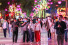 2020年5月12日，陕西西安，灯火辉煌的大唐不夜城步行街。
