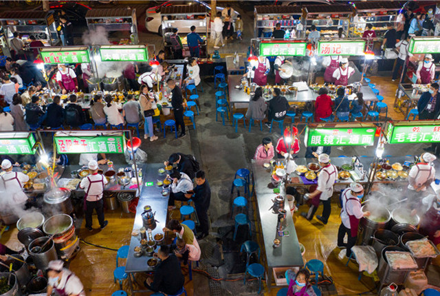 航拍陕西最火面食夜市 几十个摊位每晚卖出上千碗“汇通”面