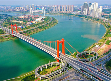 南宁一桥梁酷似美国金州大桥走红！蓝天碧水之间格外醒目！