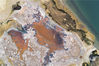 2020年5月7日，无人机在巴丹吉林沙漠腹地拍摄的伊和吉格德湖景色。
