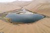 2020年5月2日，无人机在巴丹吉林沙漠腹地拍摄的莫日图湖景色。