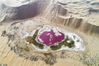 2020年5月5日，无人机在巴丹吉林沙漠腹地拍摄的香根吉林湖景色。