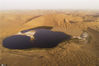 2020年5月4日，无人机在巴丹吉林沙漠腹地拍摄的音德日图湖景色。