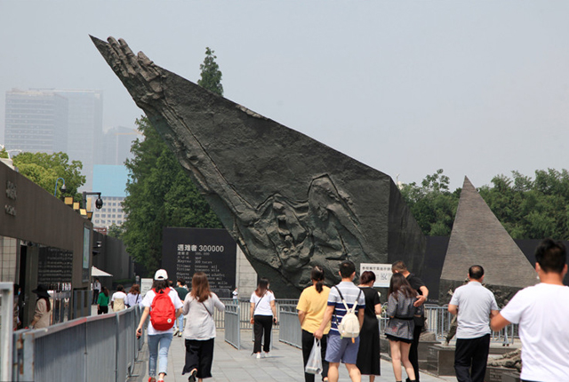 国际博物馆日将至 游客前往南京大屠杀遇难同胞纪念馆缅怀遇难同胞