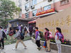 2020年5月18日，江苏省南京市，当日南京市一二年级学生开学，至此，南京市小学全部开学。图为南京市回龙桥小学学生在校门口入口处排队，等候进去校园。随后有序进去校园。