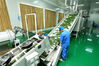 2020年5月19日，江苏，海安高新区的中丝鑫缘生物科技有限公司员工在净化车间生产桑茶。


