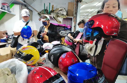 头盔■泉山区市场监管局开展电动车头盔专项检查，保障市民的“头”等大事