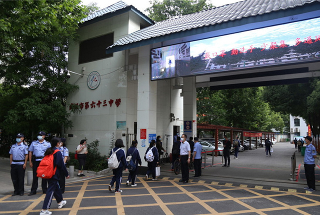 实拍武汉初三开学 学生太激动提前一小时来学校排队