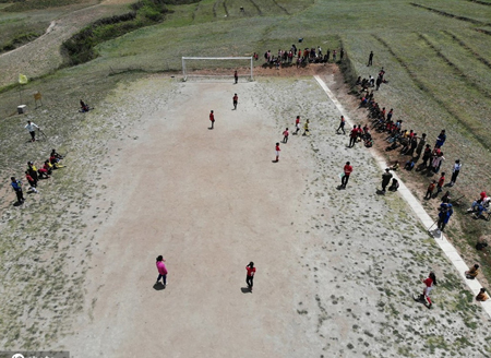 大凉山“云端上”的足球小将 全校245名孩子一半人都在踢 曾站上了中超赛场