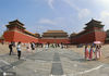 2020年5月22日，北京，蓝天白云下的故宫，红墙绿瓦愈发鲜亮。雁翅形状的故宫午门。