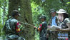 　5月19日，云南高黎贡山国家级自然保护区保山管护局腾冲分局工作人员在给滇桐测量胸径。新华社发（陈晓丹摄）