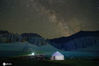 2020年5月24日，新疆巴音郭楞蒙古自治州和静县巩乃斯镇，夏夜星空、森林和草原唯美如画。
