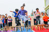 2020年5月26日，在江苏省如皋市吴窑幼儿园操场上，小朋友在参加民间游戏“跳房子”竞赛。