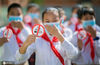 2020年5月28日，内蒙古自治区呼和浩特市玉泉区恒昌店巷小学学生手持禁烟标志进行无烟宣传。 