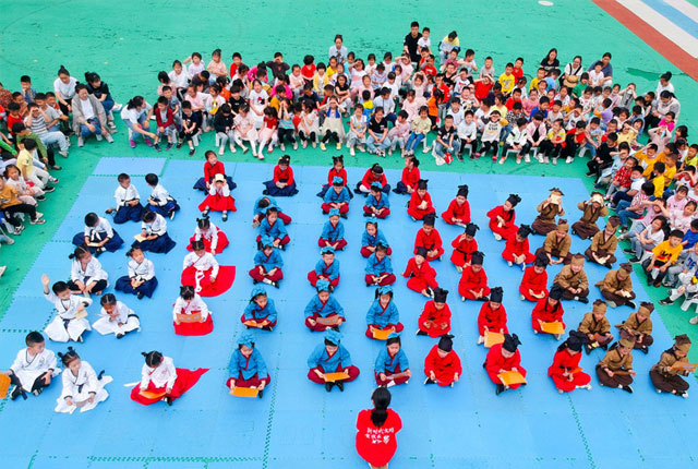 江苏如皋：幼儿园小朋友诵读经典 迎接“六一”儿童节
