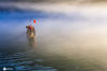 2019年8月13日，湖南郴州小东江，江上渔者，雾气氤氲。
