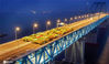 2020年5月28日晚，参与荷载试验的重型卡车排列在沪通长江大桥上。36辆重型卡车和两列共65节火车参与世界最大跨度公铁两用钢拱桥——沪通长江大桥天生港航道桥的荷载试验。5月29日2时50分完成全部测试，至此，沪通长江大桥荷载试验全部完成。
