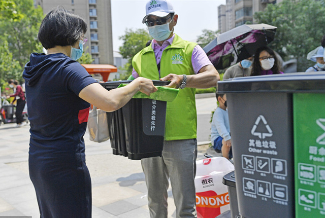 天津中新生态城为首批示范小区 居民免费发放家用两分类垃圾桶