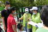 图为居民排队登记领取垃圾袋和分类垃圾桶。