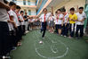 5月31日，河北省邯郸市滏河学校的同学们在玩“跳房子”游戏。郝群英/IC photo
